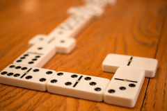 vecteezy_playing-the-game-of-dominoes-on-a-wooded-table__202